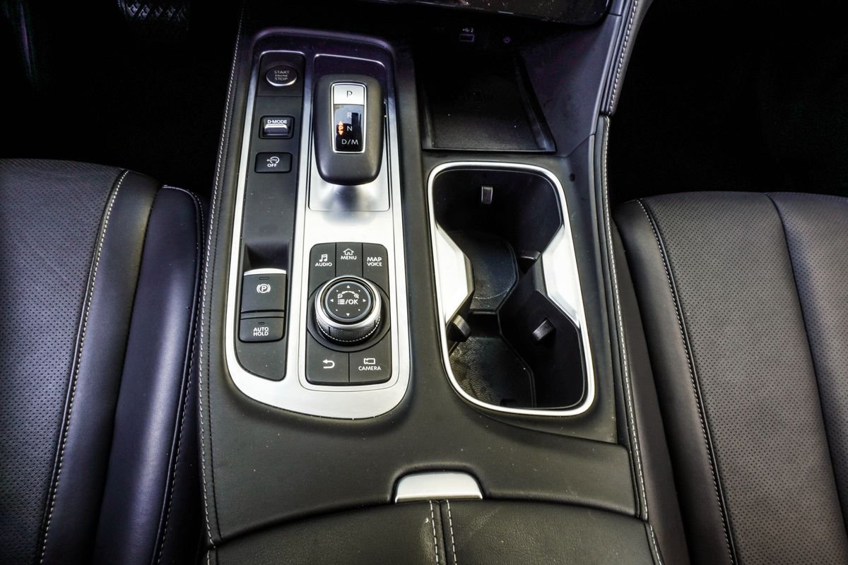 Used 2025 White INFINITI LUXE image 19