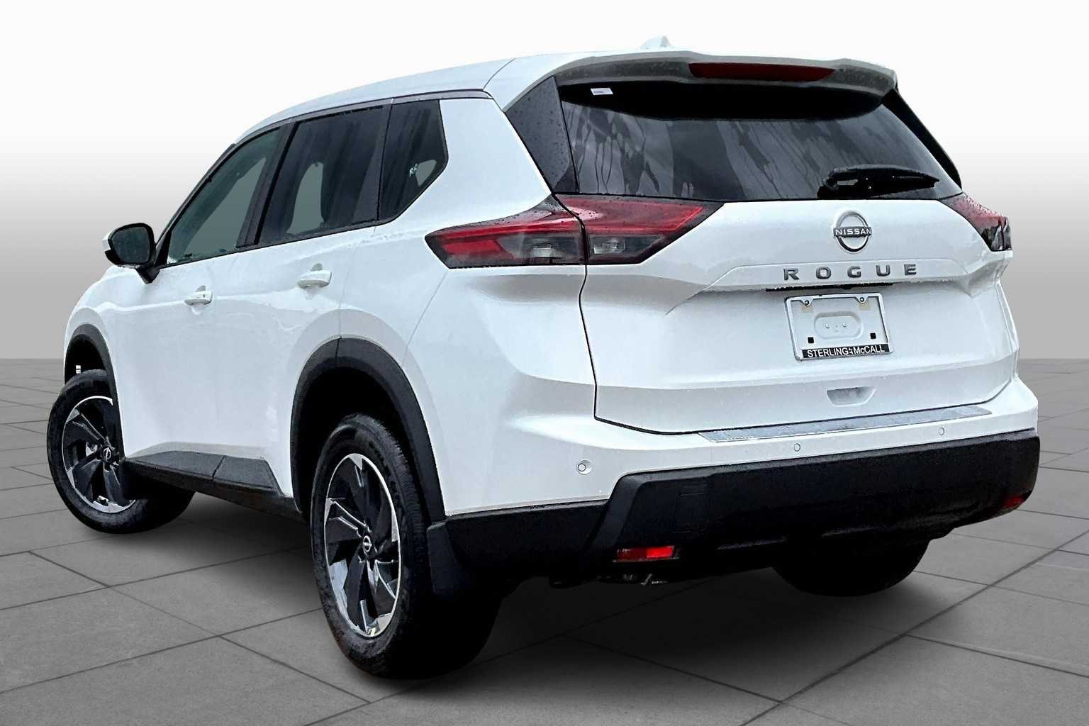 Used 2025 Everest White Pearl Nissan SV image 7