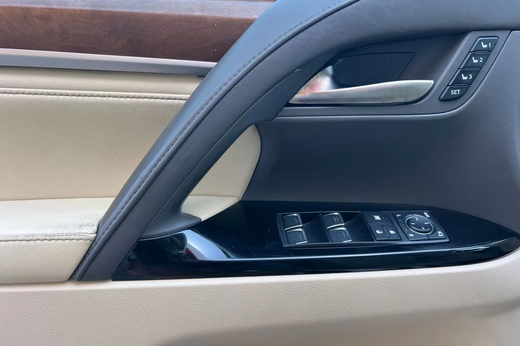 Used 2017  Lexus 570 image 13