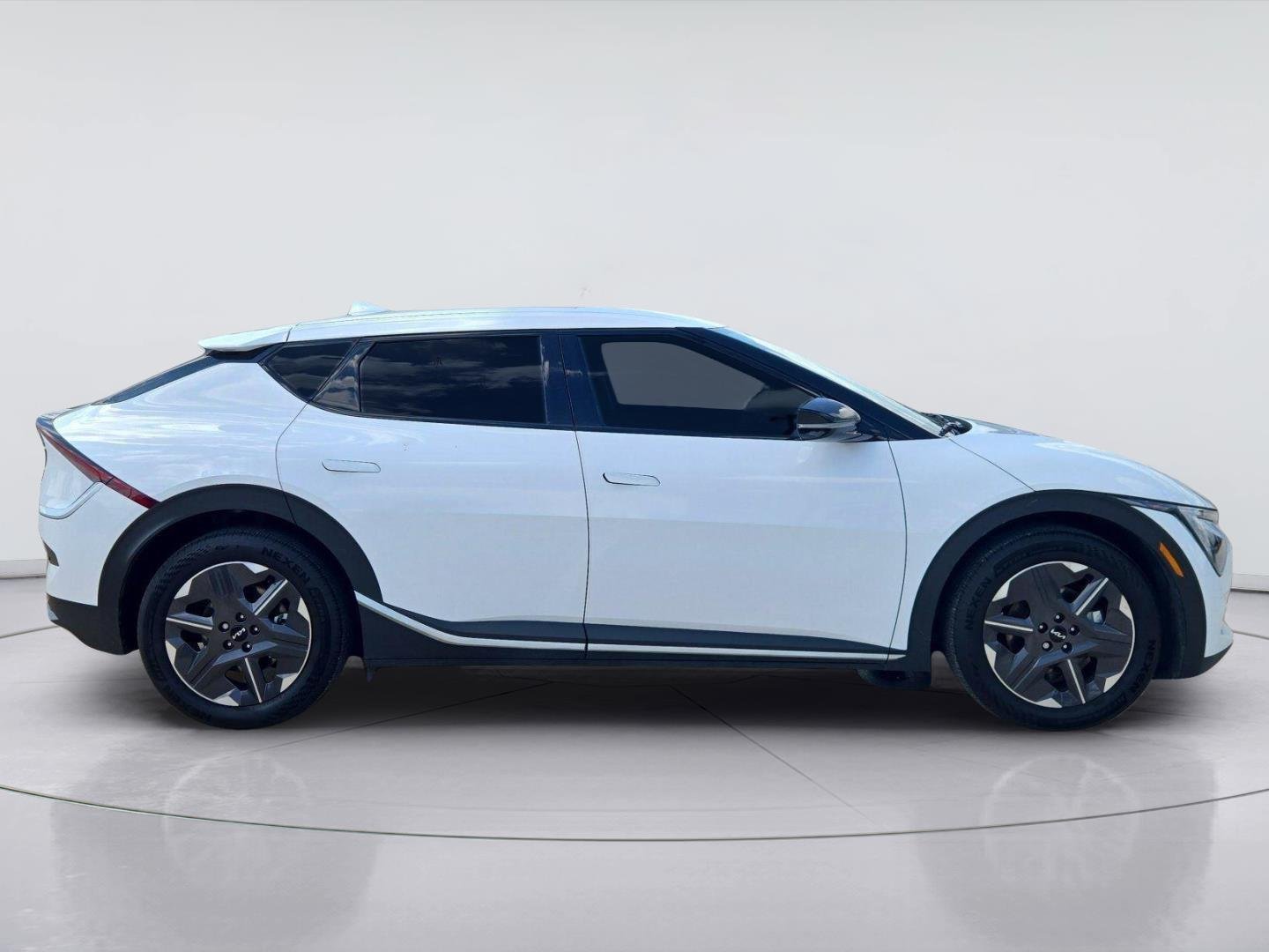 Used 2025 Glacial White Pearl Kia Light image 6
