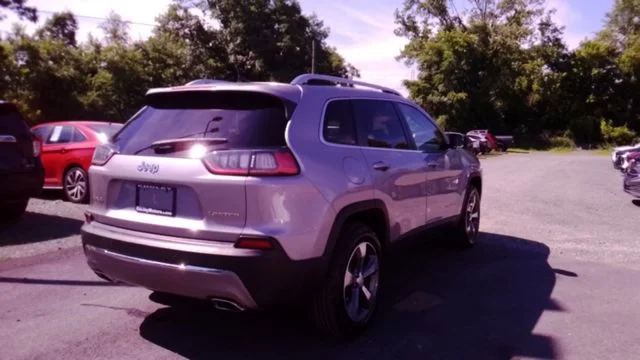 Used 2019 Silver Jeep Limited image 5