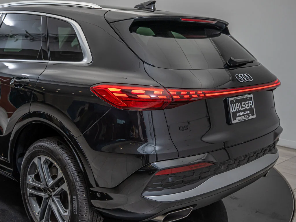 Used 2025 Mythos Black Metallic Audi 2.0T Premium Plus image 9