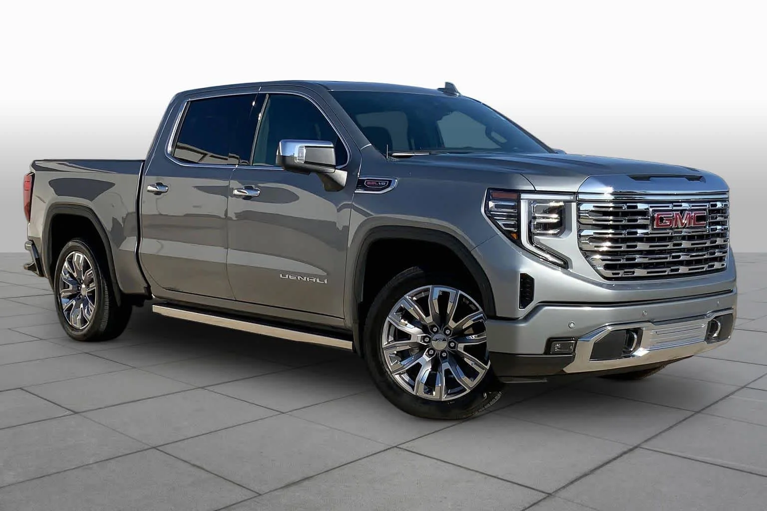 Used 2025 Sterling Metallic GMC Denali image 3
