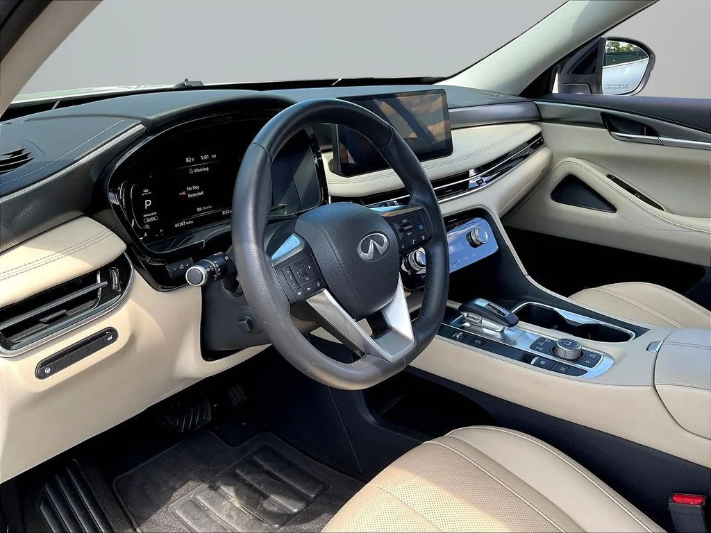 Used 2023 White INFINITI LUXE image 19