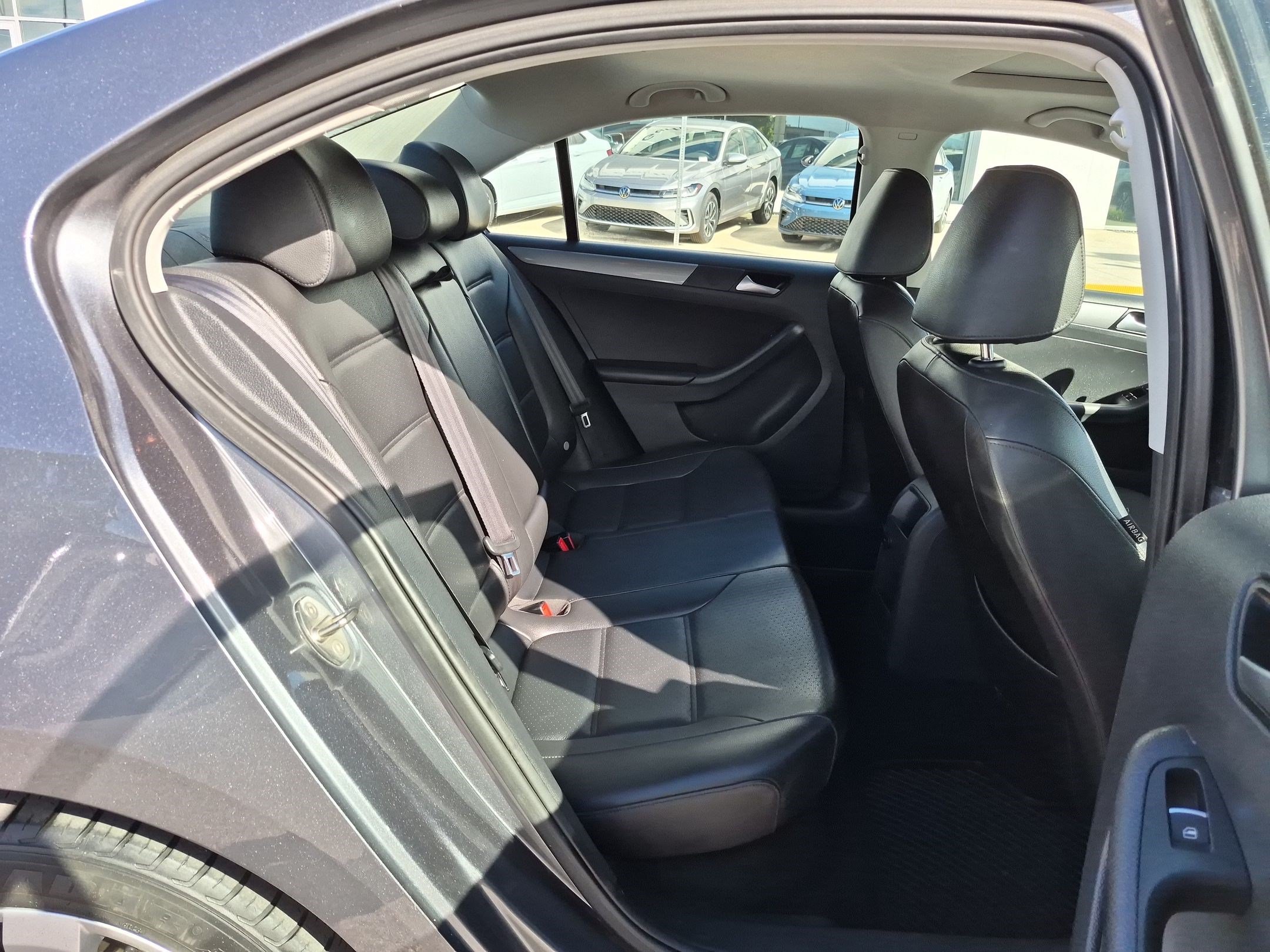Used 2015 Platinum Gray Metallic Volkswagen 2.0L TDI SE w/Connectivity image 29