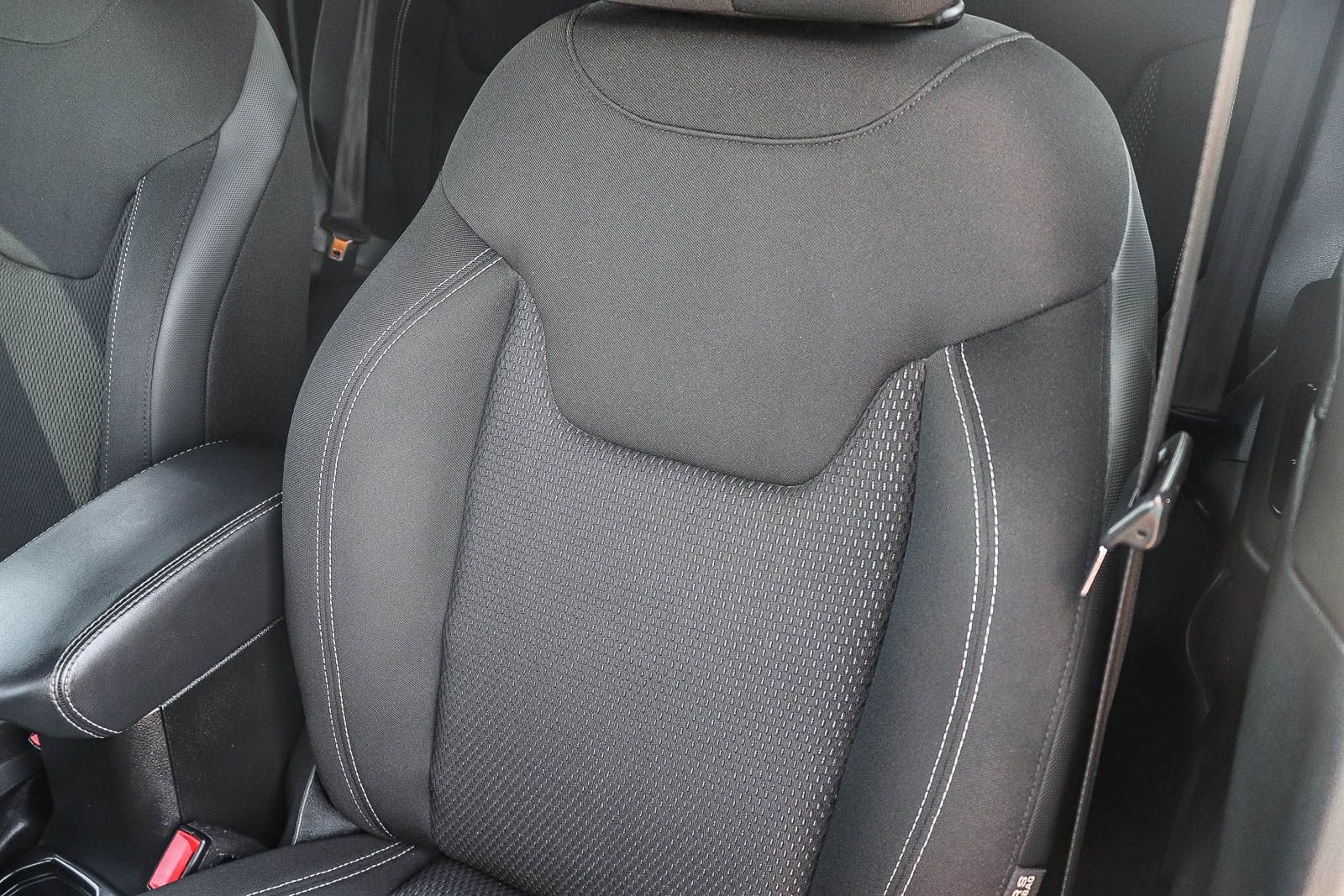 Used 2022 Graphite Gray Jeep Altitude image 31