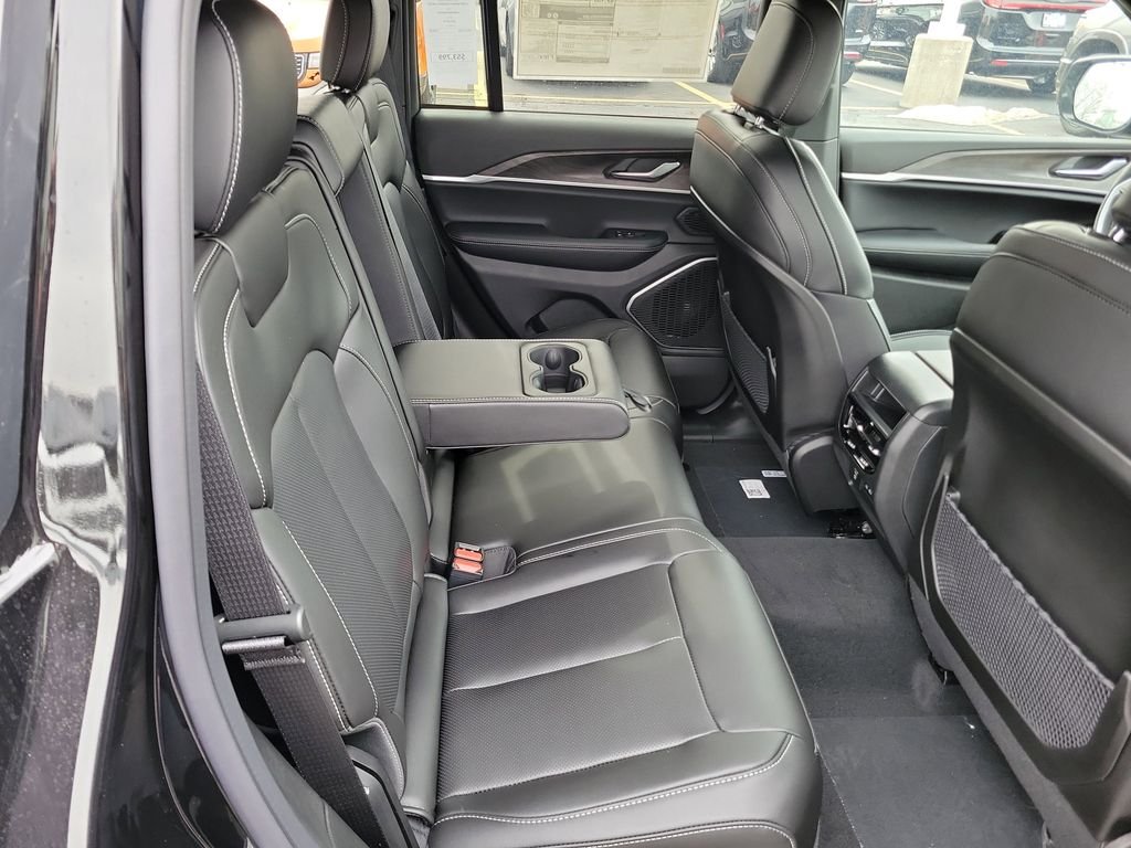 New 2026 Diamond Black Crystal Pearlcoat Jeep Limited image 25