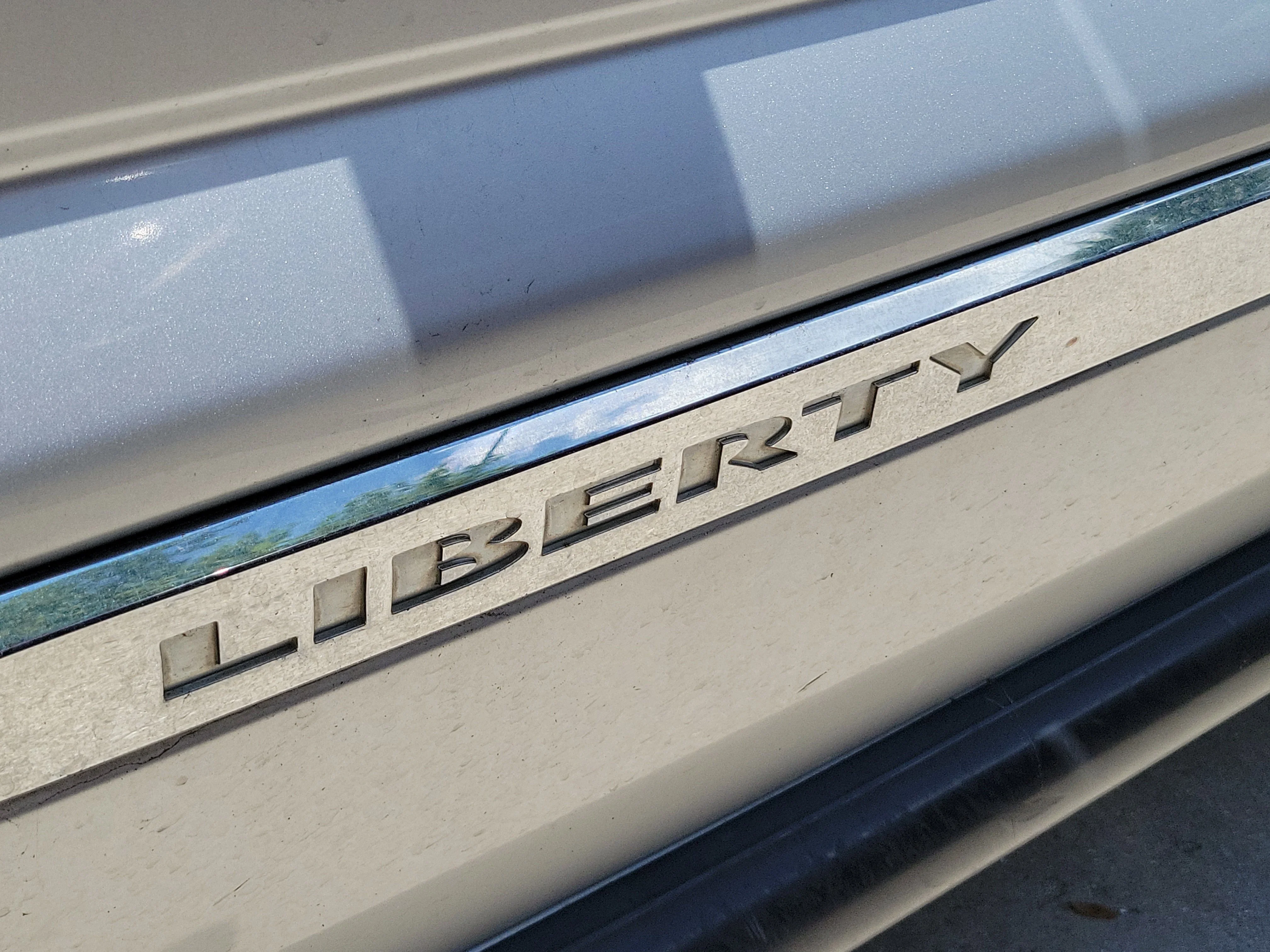 Used 2006 Bright Silver Clearcoat Metallic Jeep Sport image 5