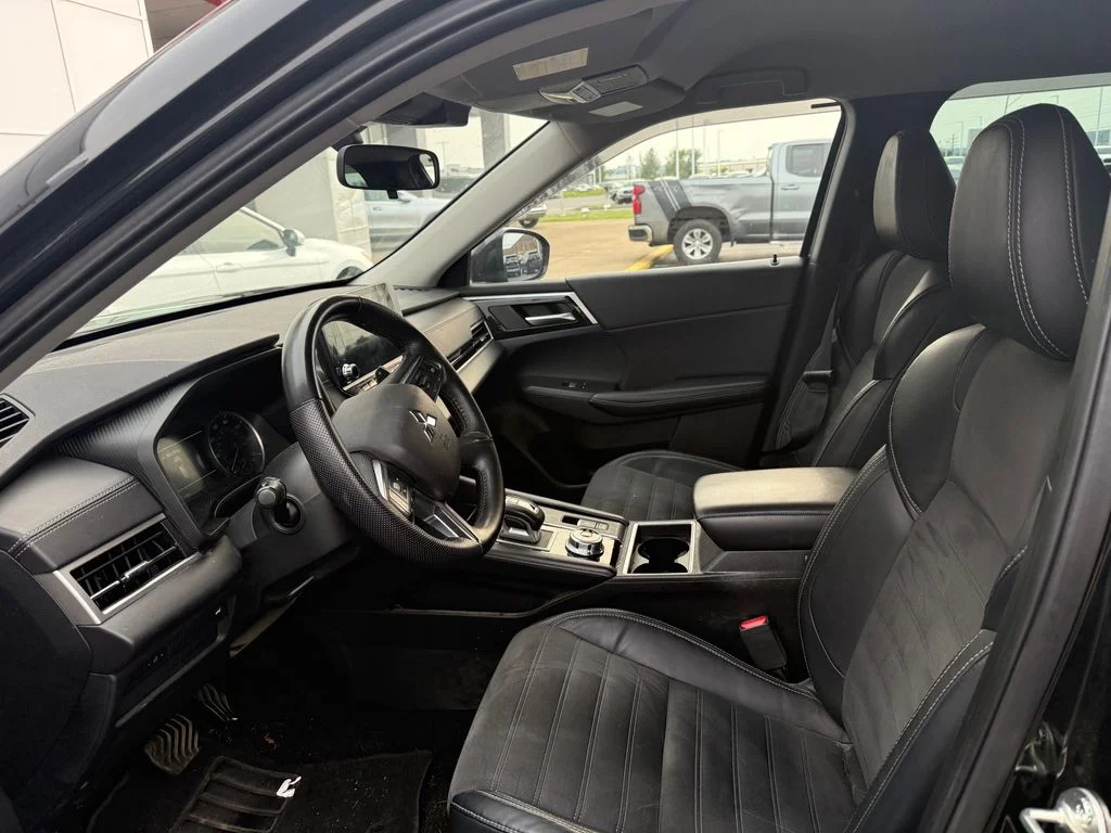 Used 2023  Mitsubishi SE image 2