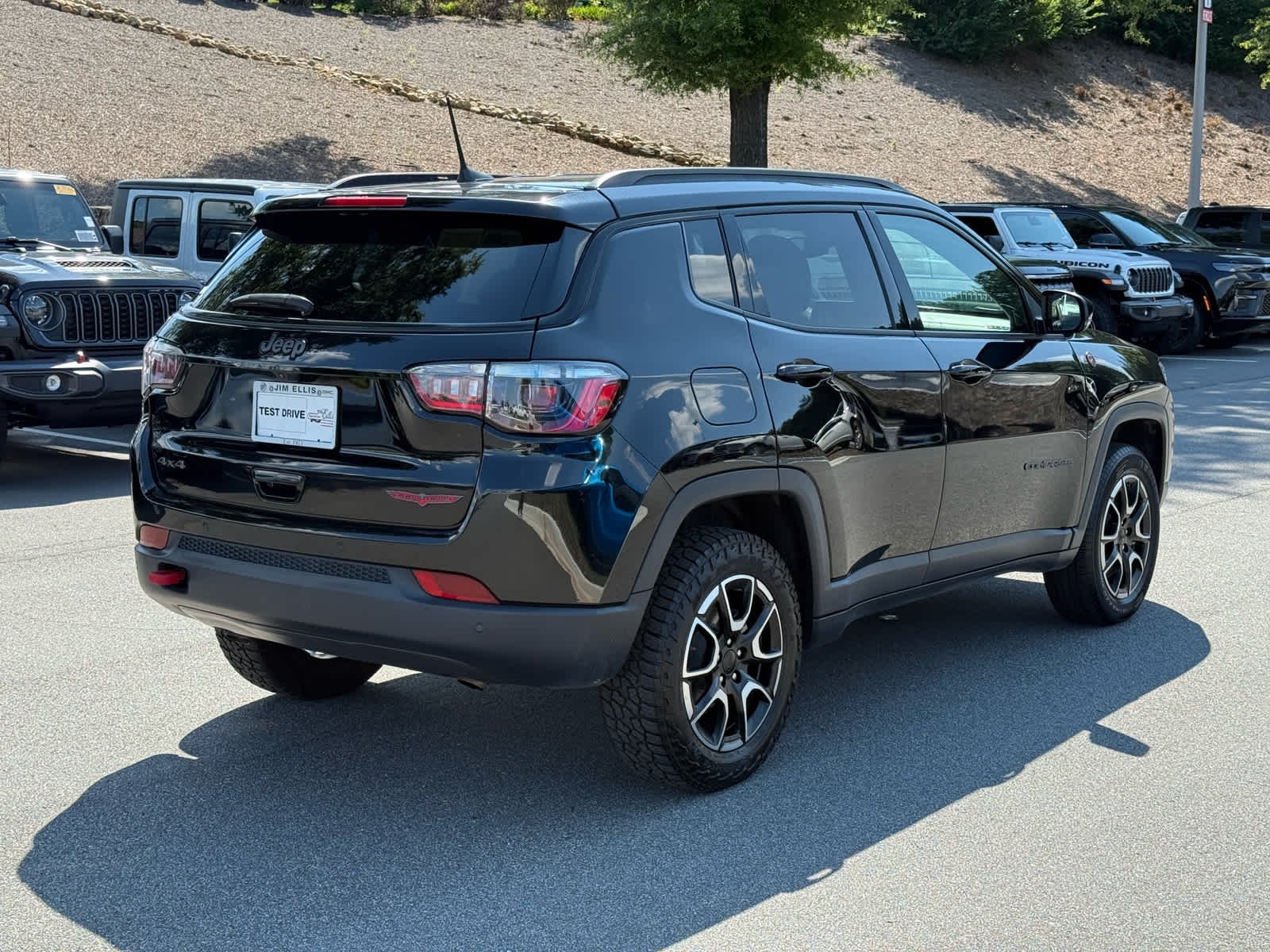 Used 2024 Diamond Black Crystal Pearlcoat Jeep Trailhawk image 5