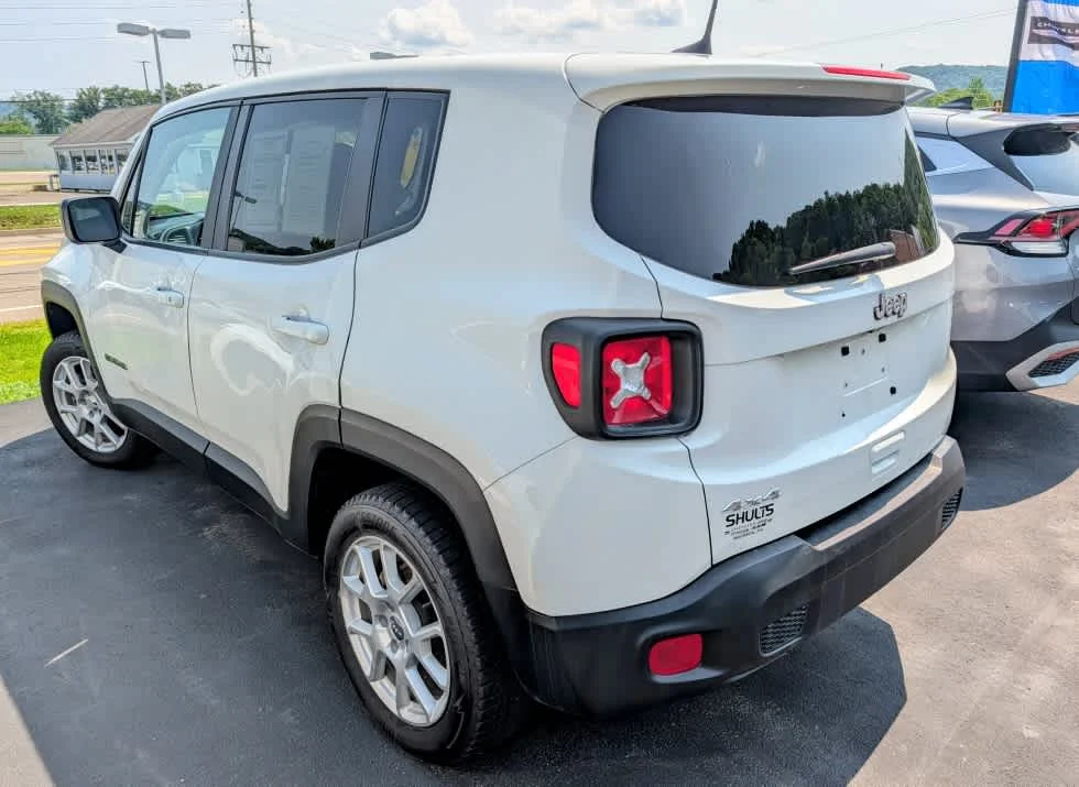 Used 2023 Alpine White Clearcoat Jeep Latitude image 6