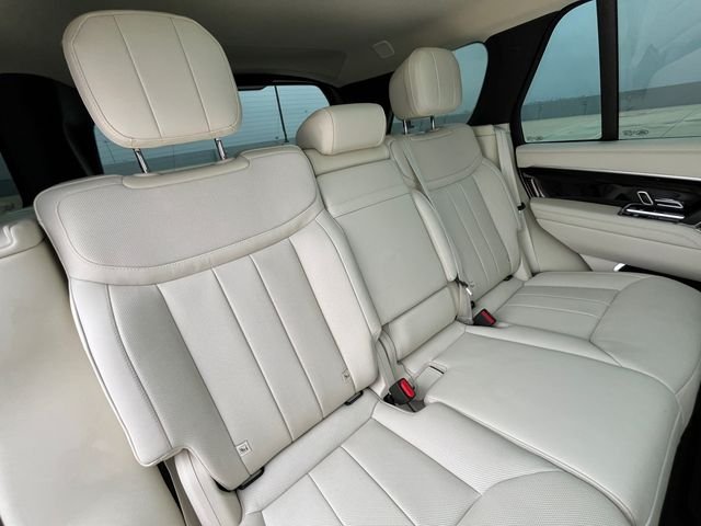 Used 2025 White Land Rover SE image 17
