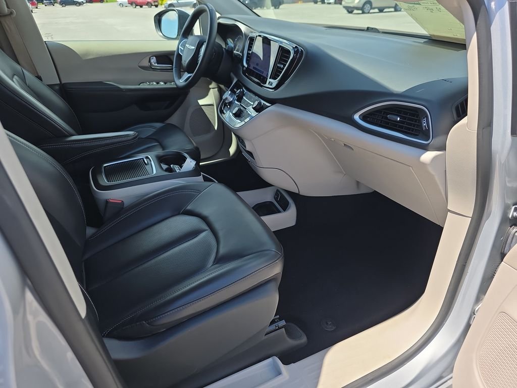 Used 2023 Silver Mist Clearcoat Chrysler Touring L image 35