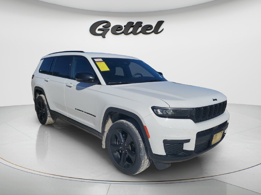 Used 2022 White Jeep Altitude image 3