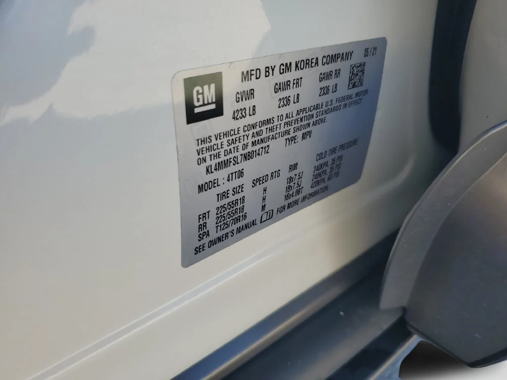 Used 2022 WHITE FROST TRICOAT Buick Essence image 28