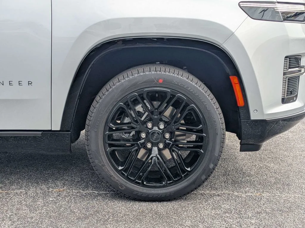 New 2026 Silver-Zynith Exterior Paint Jeep Limited Reserve image 12