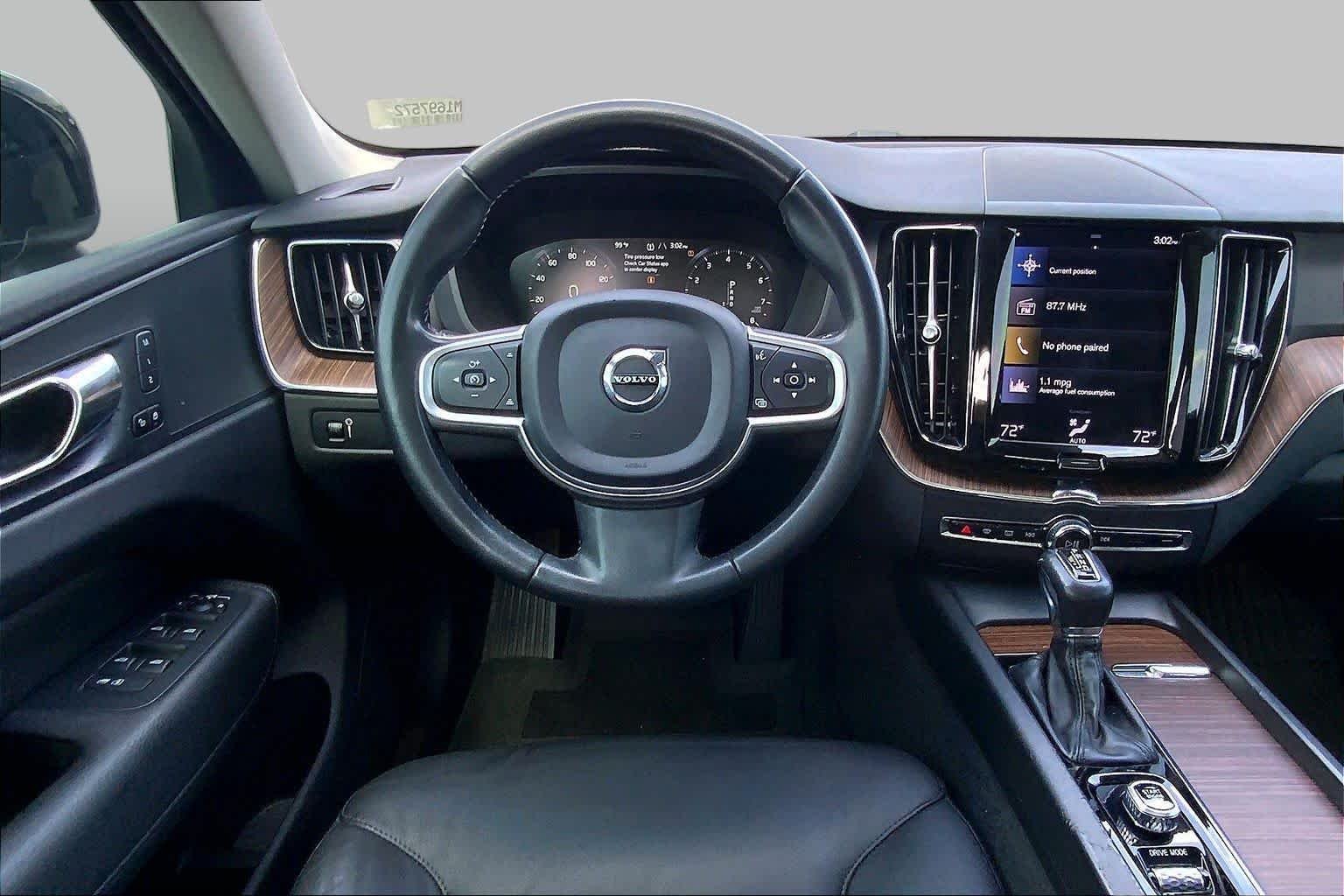 Used 2021 Onyx Black Metallic Volvo Momentum image 6