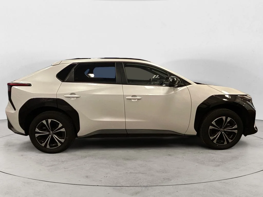 Used 2024 Pearl Toyota XLE image 6