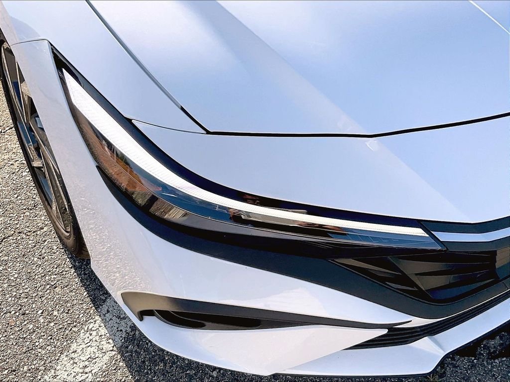 Used 2025 White Hyundai SEL Sport image 31