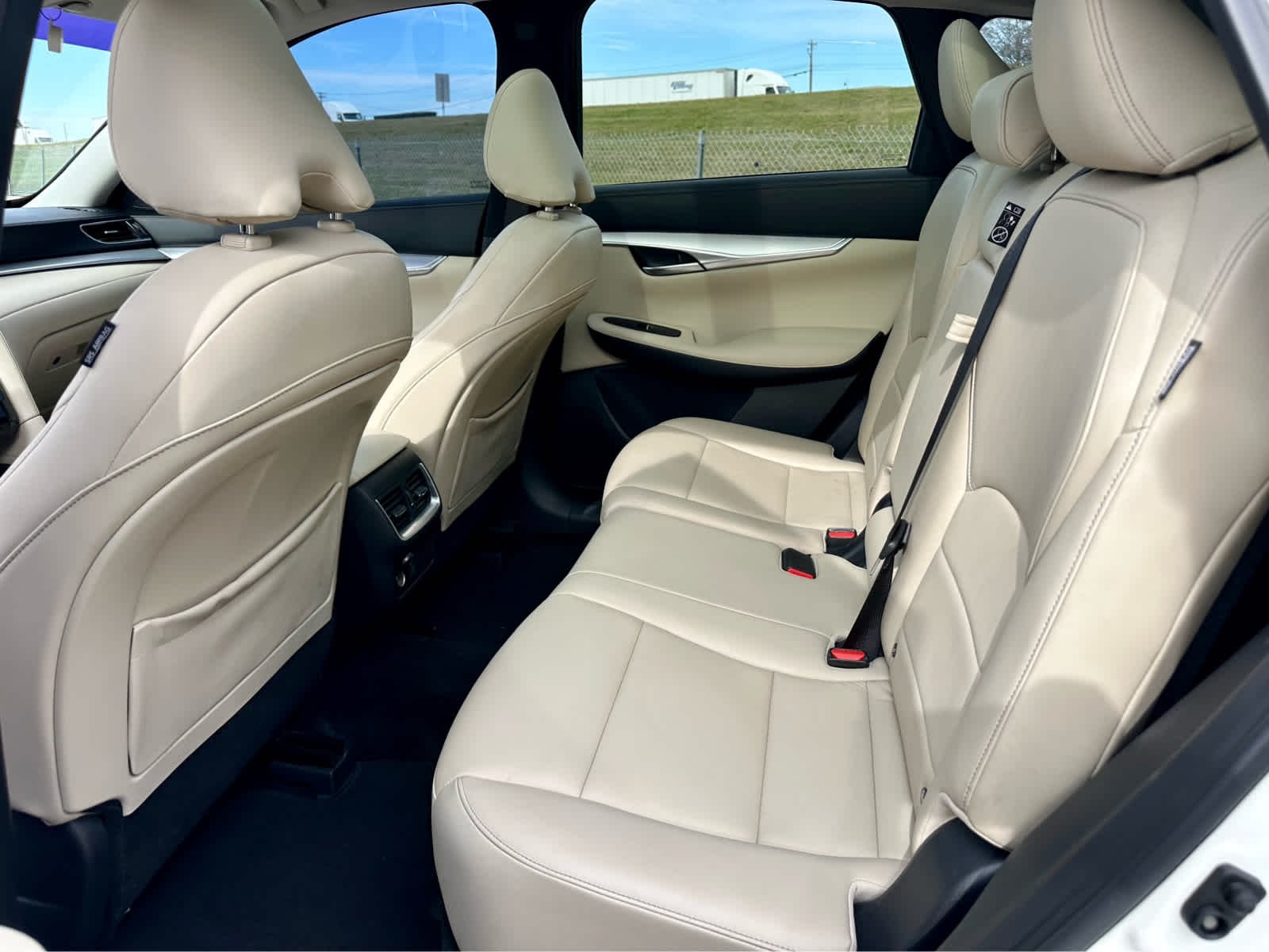 Used 2021 Majestic White INFINITI LUXE image 13