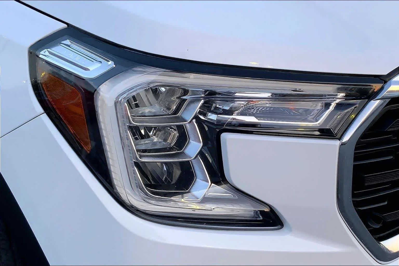 Used 2022 Summit White GMC SLE image 24