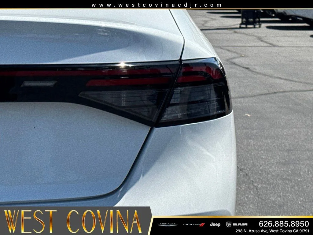 Used 2025 White Honda SE image 15