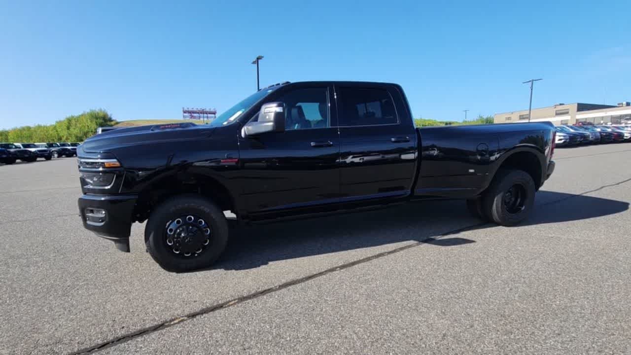 New 2026 Diamond Black Crystal Pearl-Coat Exterior Paint RAM Laramie image 7