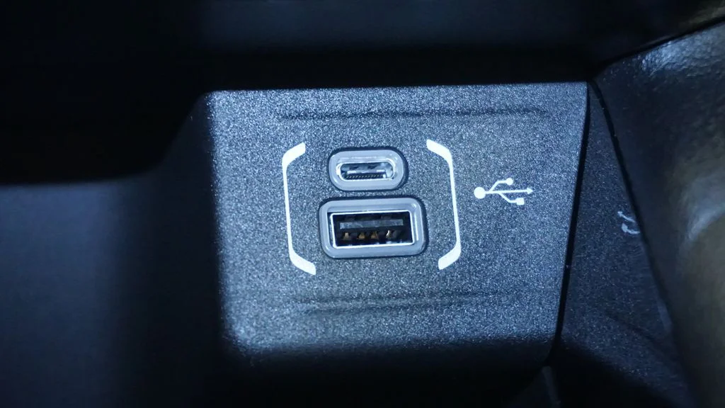 New 2026 Diamond Black Crystal Pearlcoat Jeep Latitude image 50