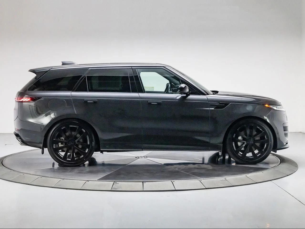 New 2026 Carpathian Grey Land Rover P530 Dynamic SE image 6