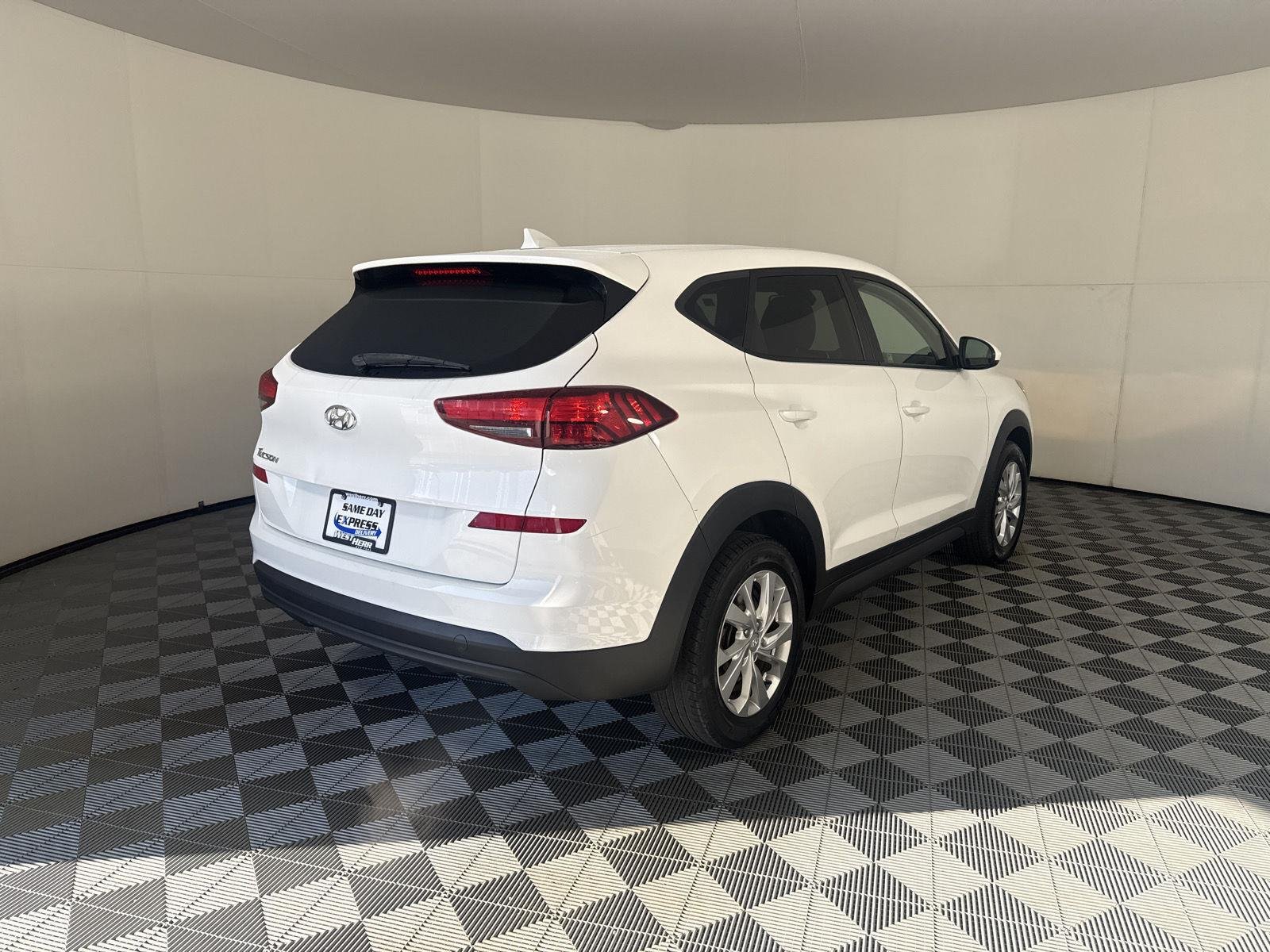 Used 2019 White Pearl Hyundai SE image 8