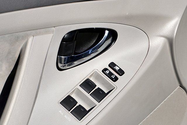 Used 2011 White Toyota LE image 21