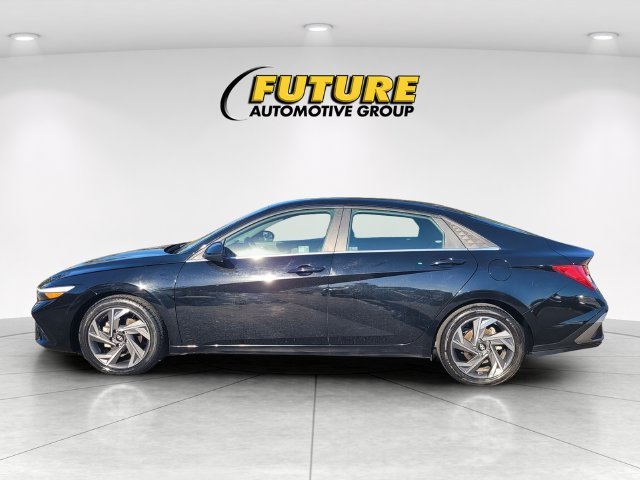 Certified Used 2025 Black Hyundai SEL Convenience image 6