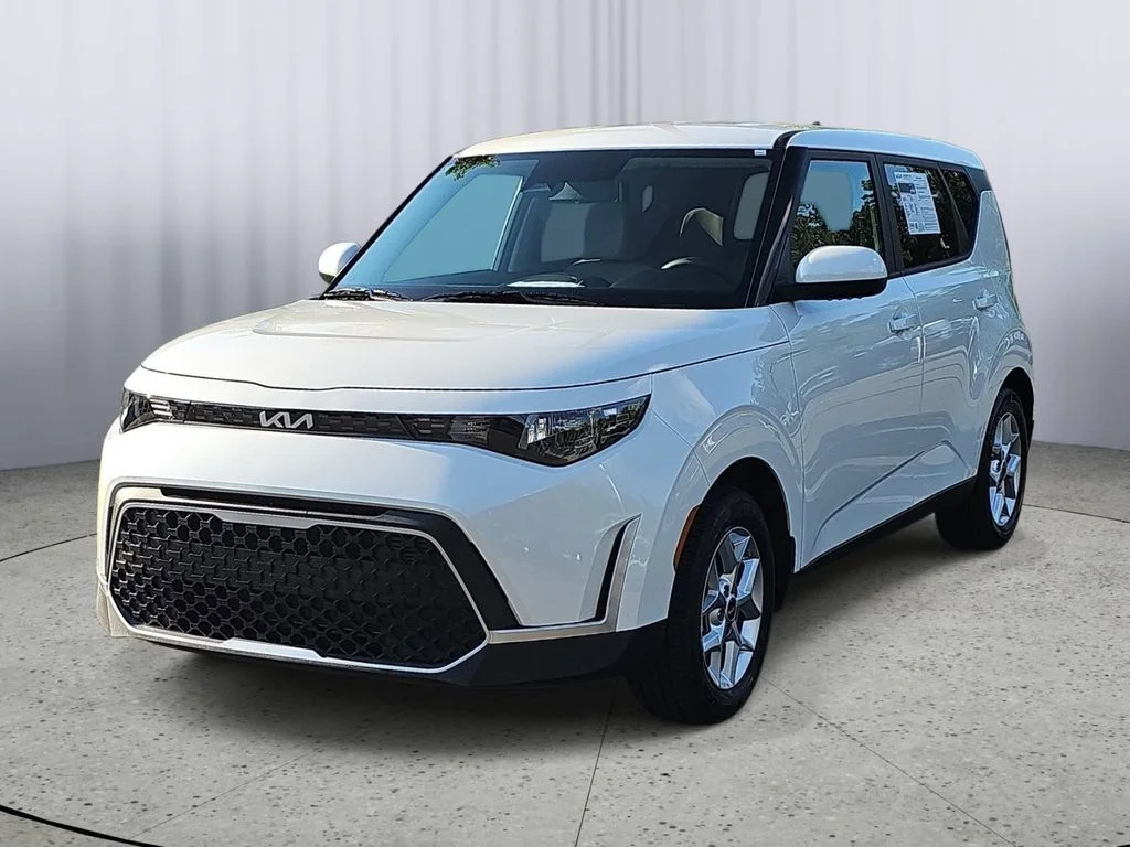 Used 2025 White Kia LX image 7