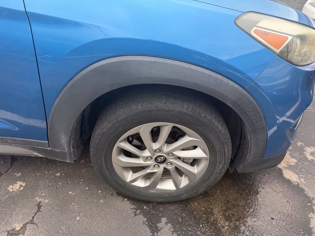 Used 2017 Blue Hyundai SE image 3
