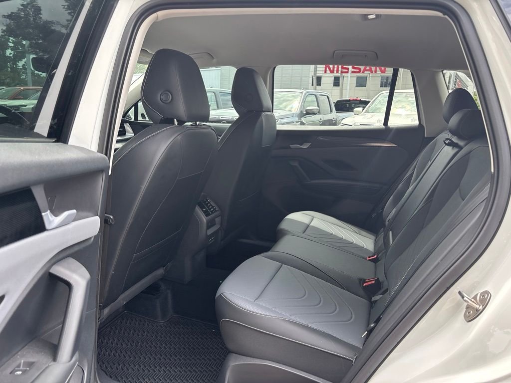 Used 2025 White Volkswagen 2.0T SE image 15