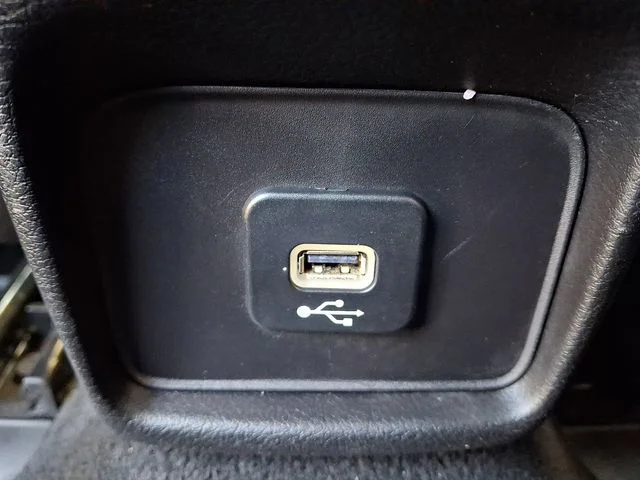 Used 2018 White Jeep Latitude image 11