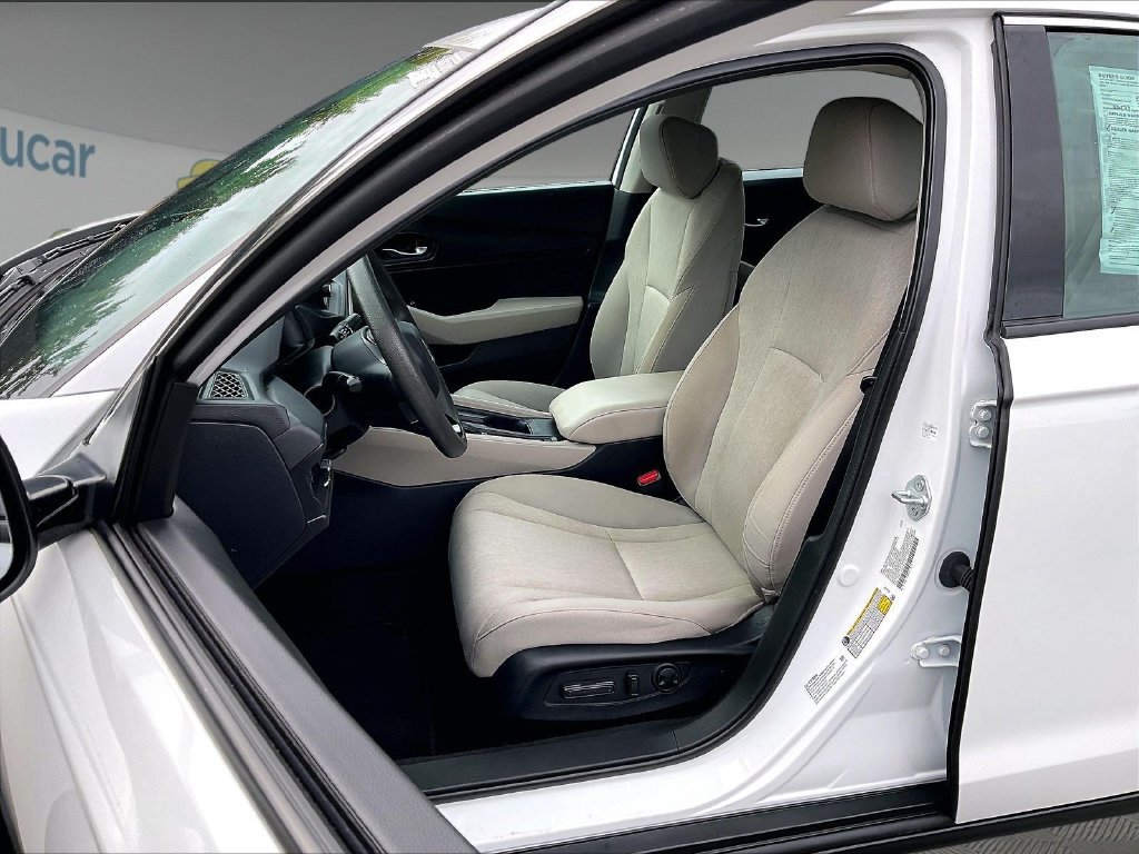 Used 2023 White Honda EX image 10
