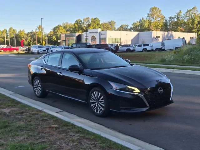 Used 2025 Black Nissan 2.5 SV image 7