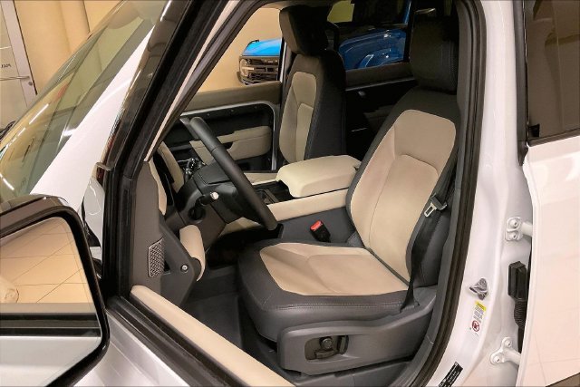 Used 2024 Fuji White Land Rover X-Dynamic SE image 13