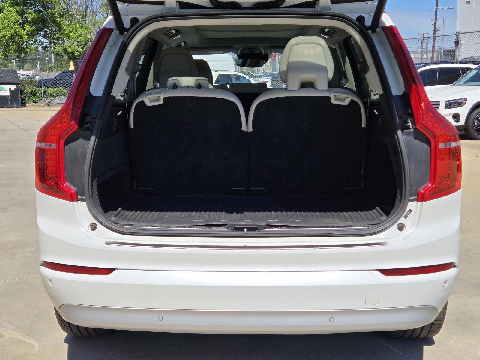 Used 2022 Crystal White Metallic Volvo Momentum image 13