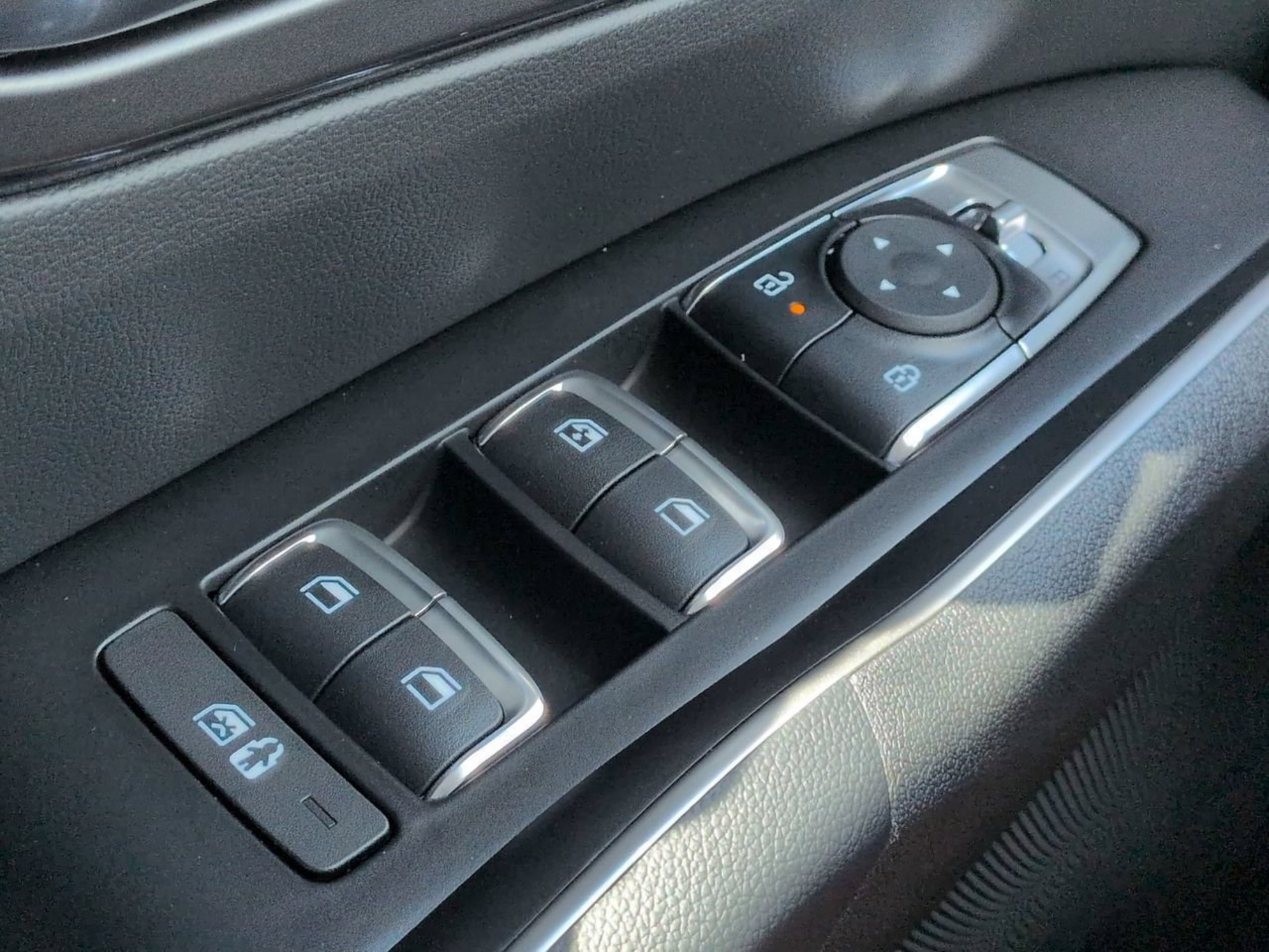 New 2026 Glacial White Pearl Kia LX image 32