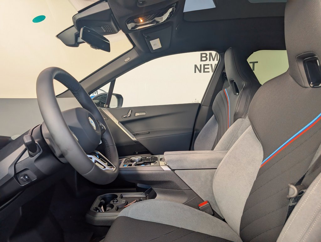 Used 2026 Black BMW xDrive60 image 2