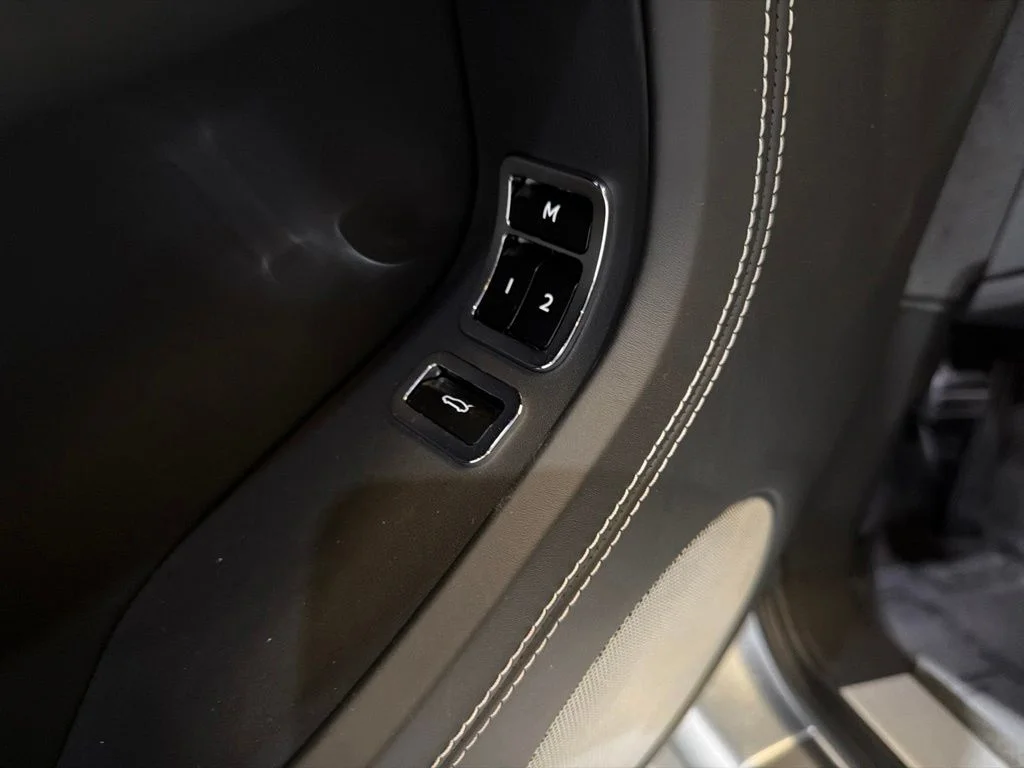 Used 2020 Gray Bentley V8 image 37