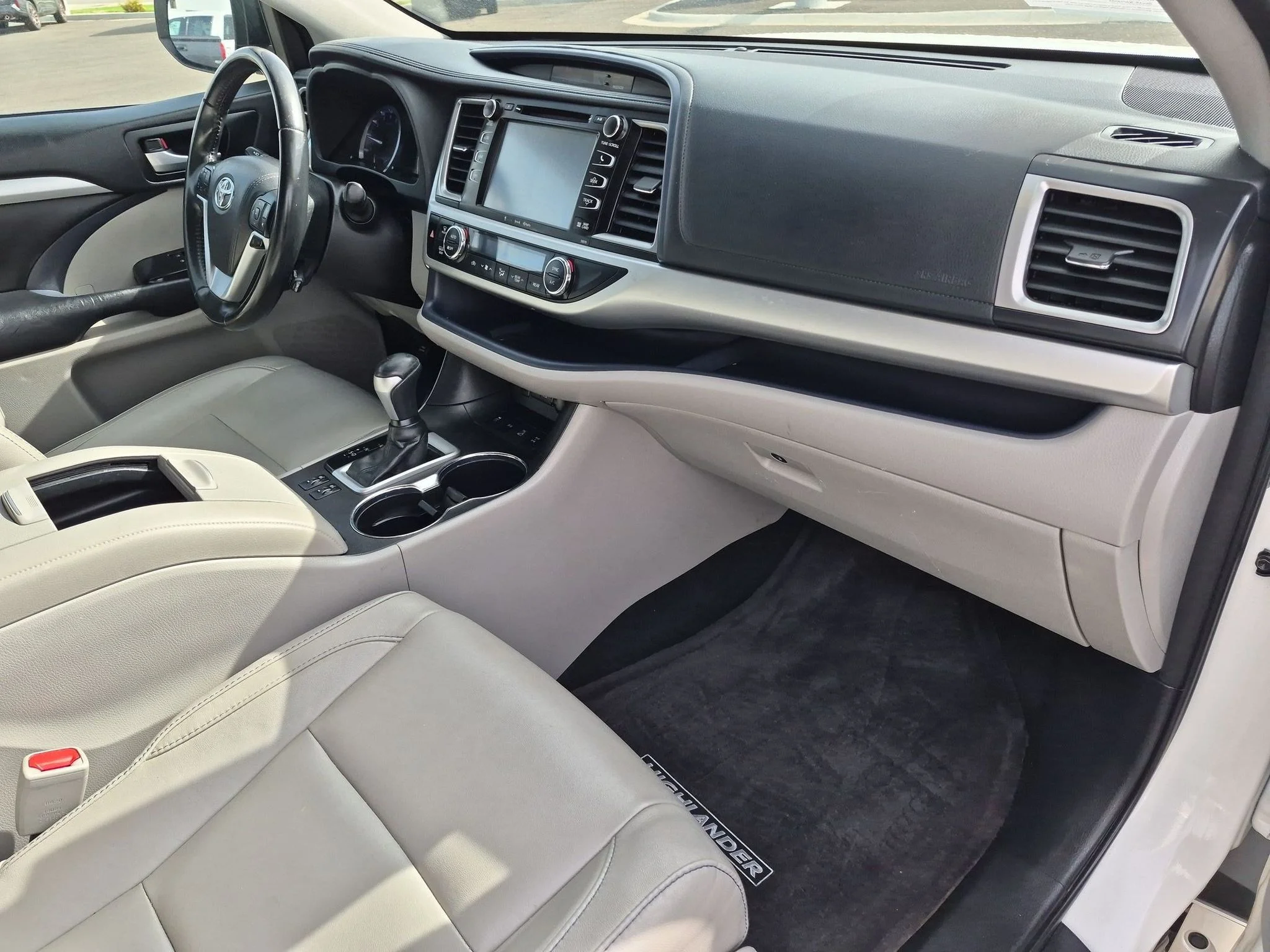Used 2018 Blizzard Pearl Toyota XLE image 24