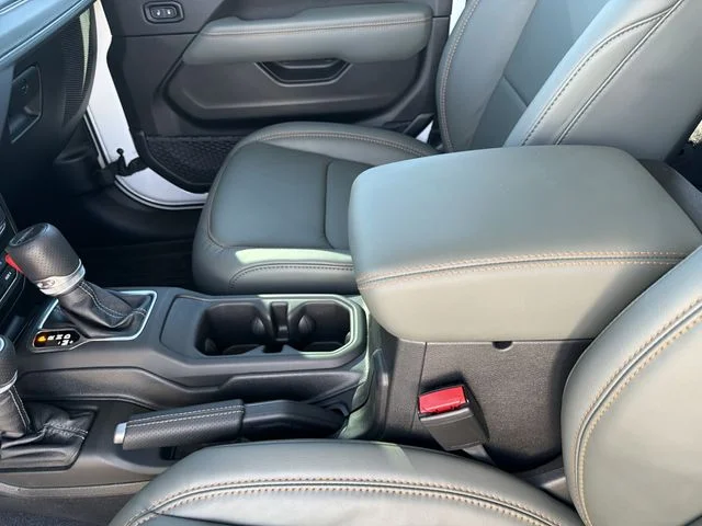 Used 2025 White Jeep Mojave image 20