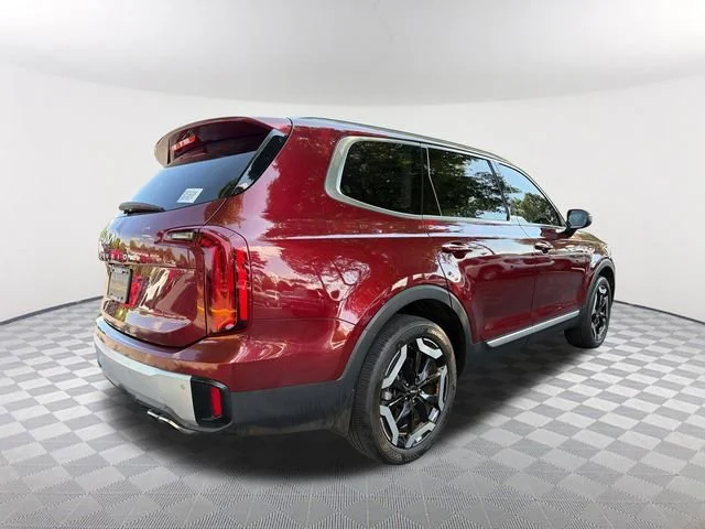Used 2023 Red Kia S image 5