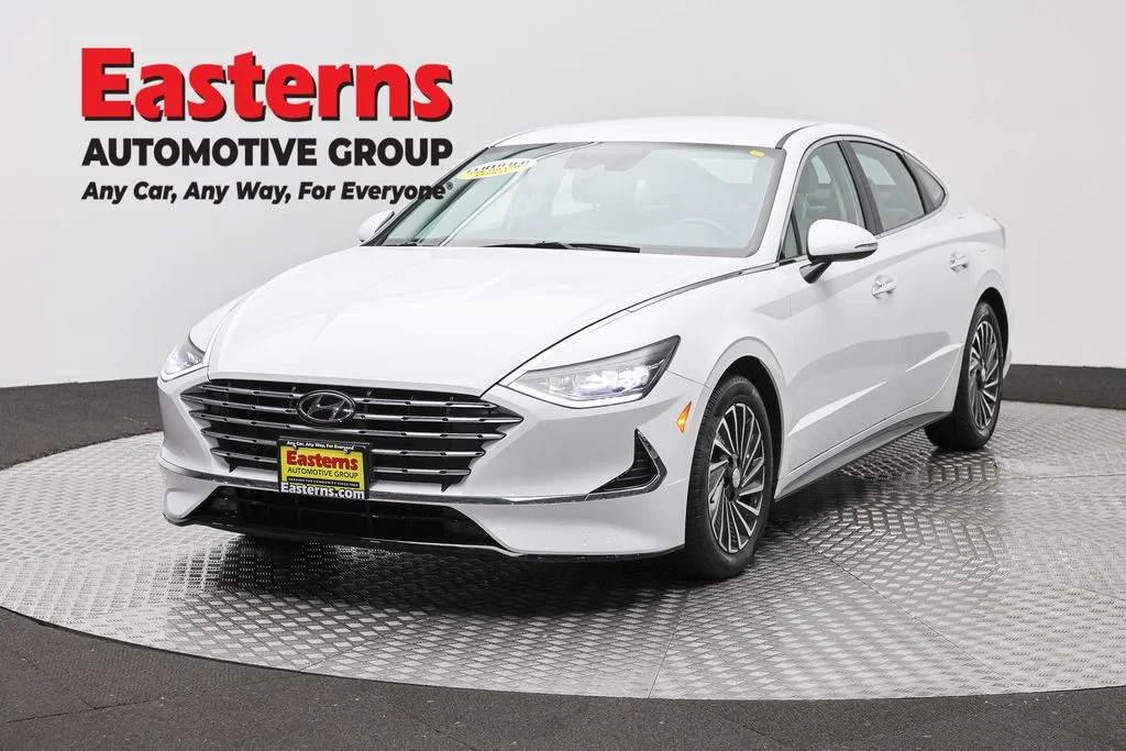 Used 2023 White Hyundai SEL image 1