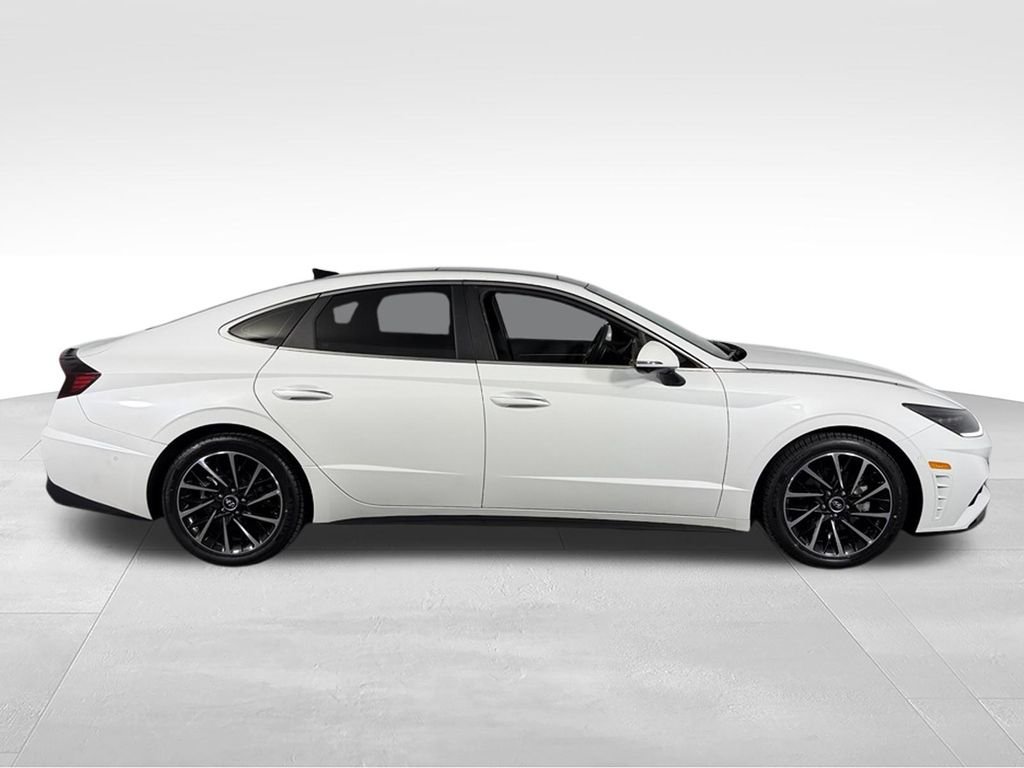 Used 2021 Quartz Hyundai Limited image 6