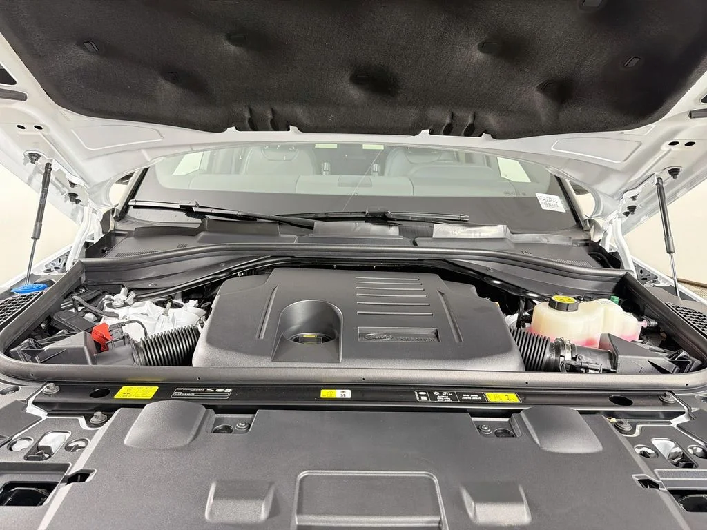 New 2026 Fuji White Land Rover Dynamic SE image 32