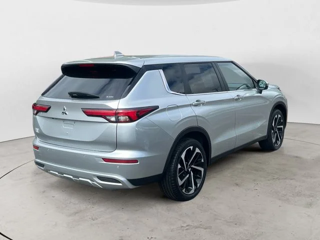 Used 2024 Silver Mitsubishi SE Black Edition image 5